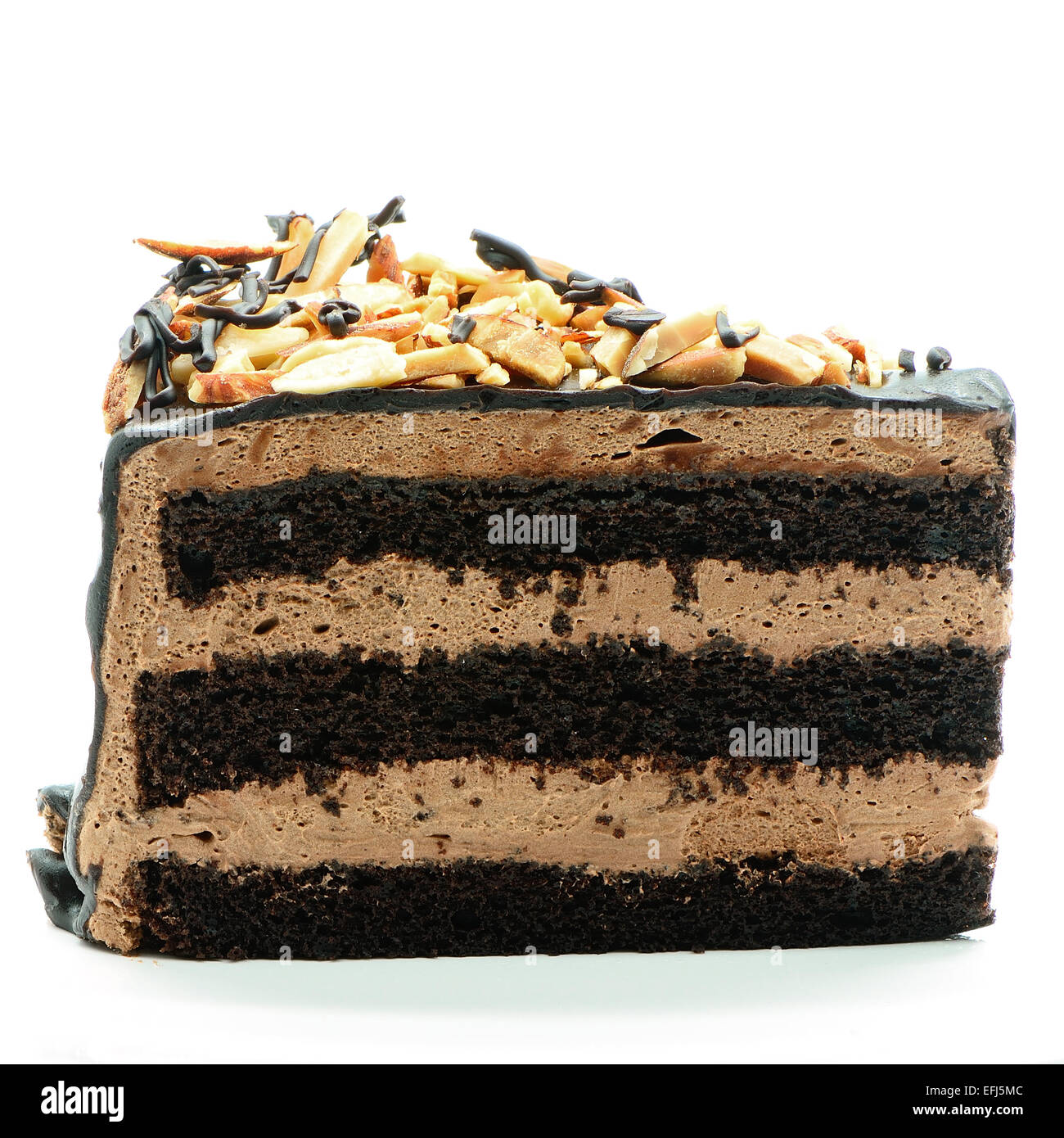 Schokoladenkuchen-Scheibe isoliert auf weiss Stockfoto