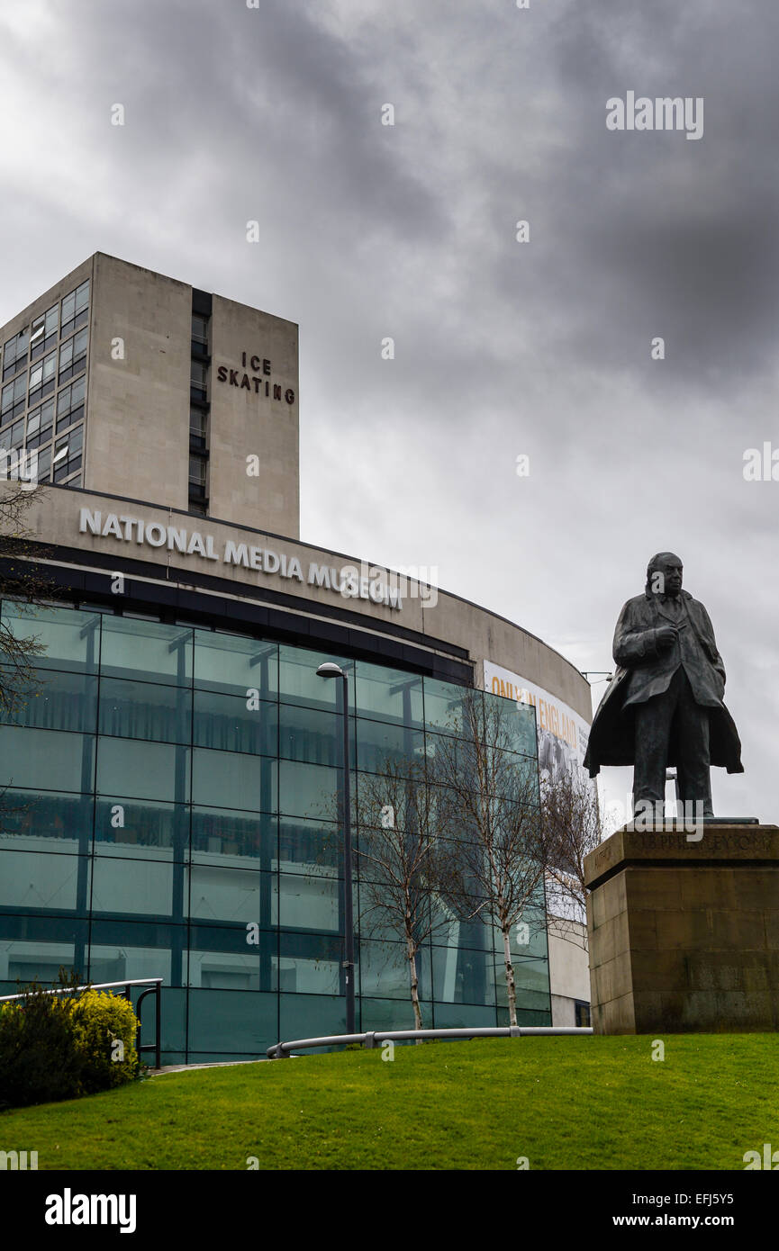 Eine Statue von Bradford geboren Autor j.b. John Boynton JB Priestley außerhalb des National Media Museum, NMM, Bradford, UK. Stockfoto