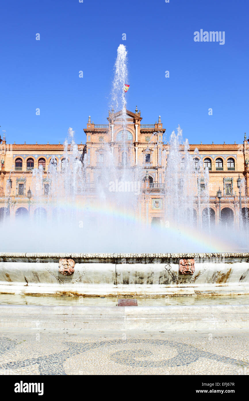 Brunnen in Platz von Spanien mit kleinen Regenbogen, Sevilla Stockfoto