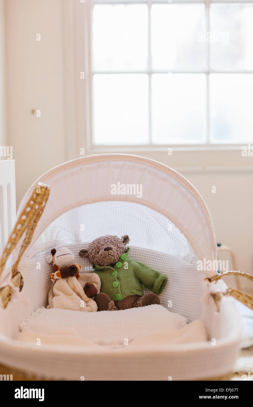 Baby Kinderbett mit Kuscheltieren Stockfoto