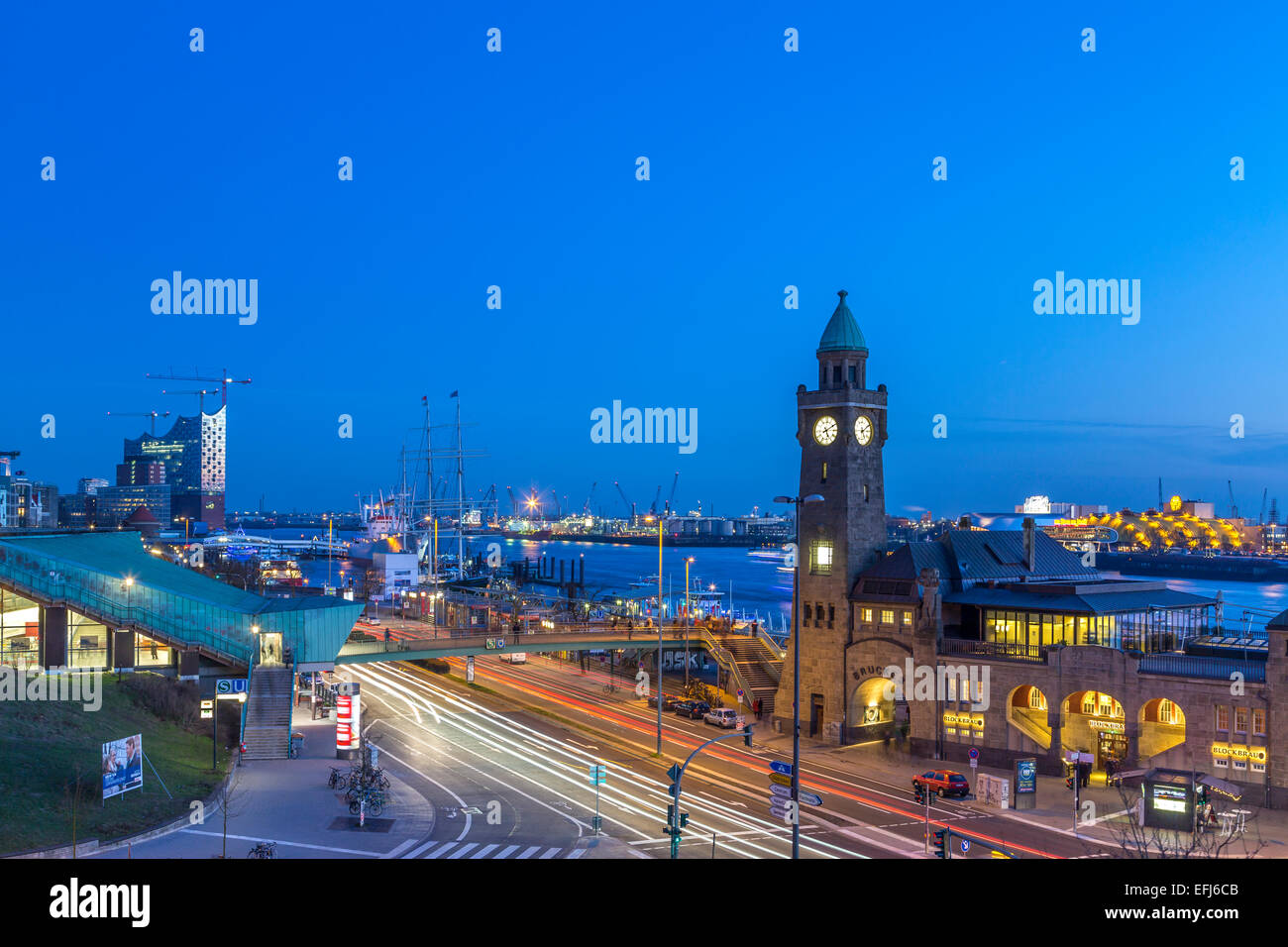 Der Hamburger Hafen mit Elbphilharmonie und Landungsbrücken, Landungsbrücken, Hamburg, Deutschland Stockfoto