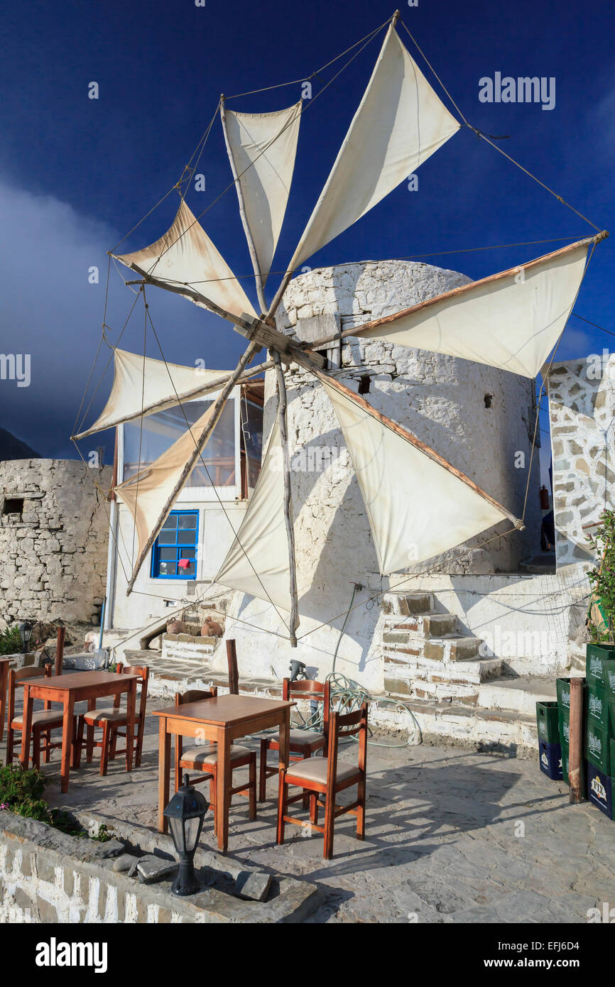 Windmühle, Tischen und Stühlen, Dorf Olympos, Karpathos, Dodekanes, Süd Ägäis, Griechenland Stockfoto