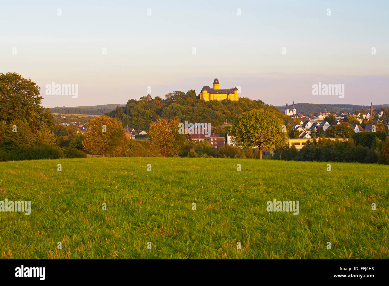 Schloss Montabaur, Akademie deutscher Genossenschaft Banken und die Kirche St. Peter in Ketten, Montabaur, Westerwald, Rheinland-Pa Stockfoto