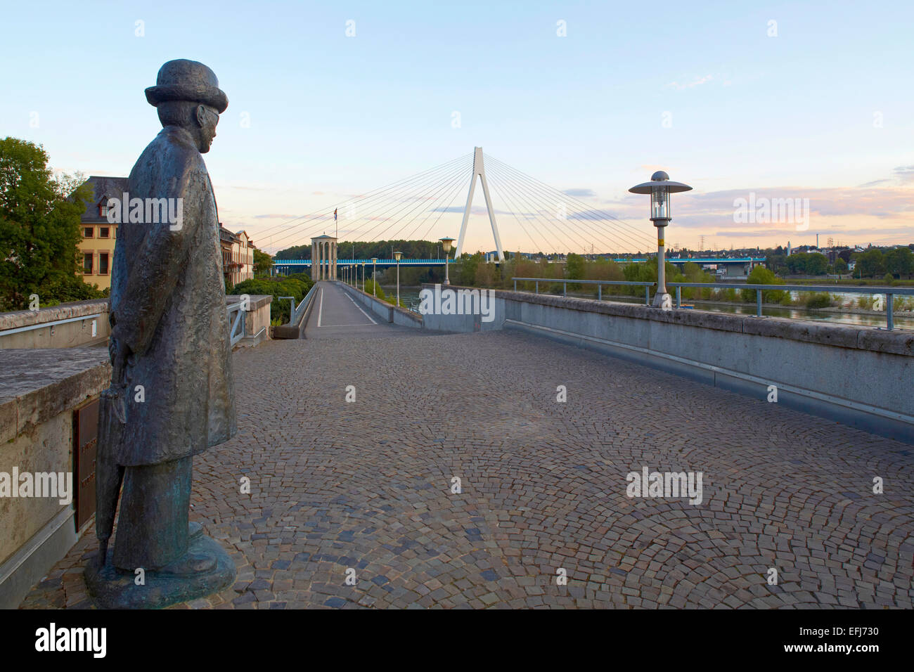 Neuwieder Deich Damm gebaut 1928-31, Raiffeisenbruecke Brücke und Wasserstandsanzeige Turm, Neuwied, Rhein, Westerwald, Rhinela Stockfoto