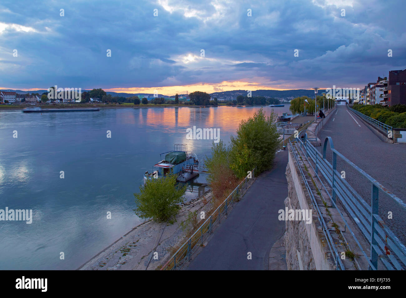 Sonnenuntergang am Neuwieder Deich Damm gebaut 1928-31, Neuwied, Rhein, Westerwald, Rheinland-Pfalz, Deutschland, Europa Stockfoto