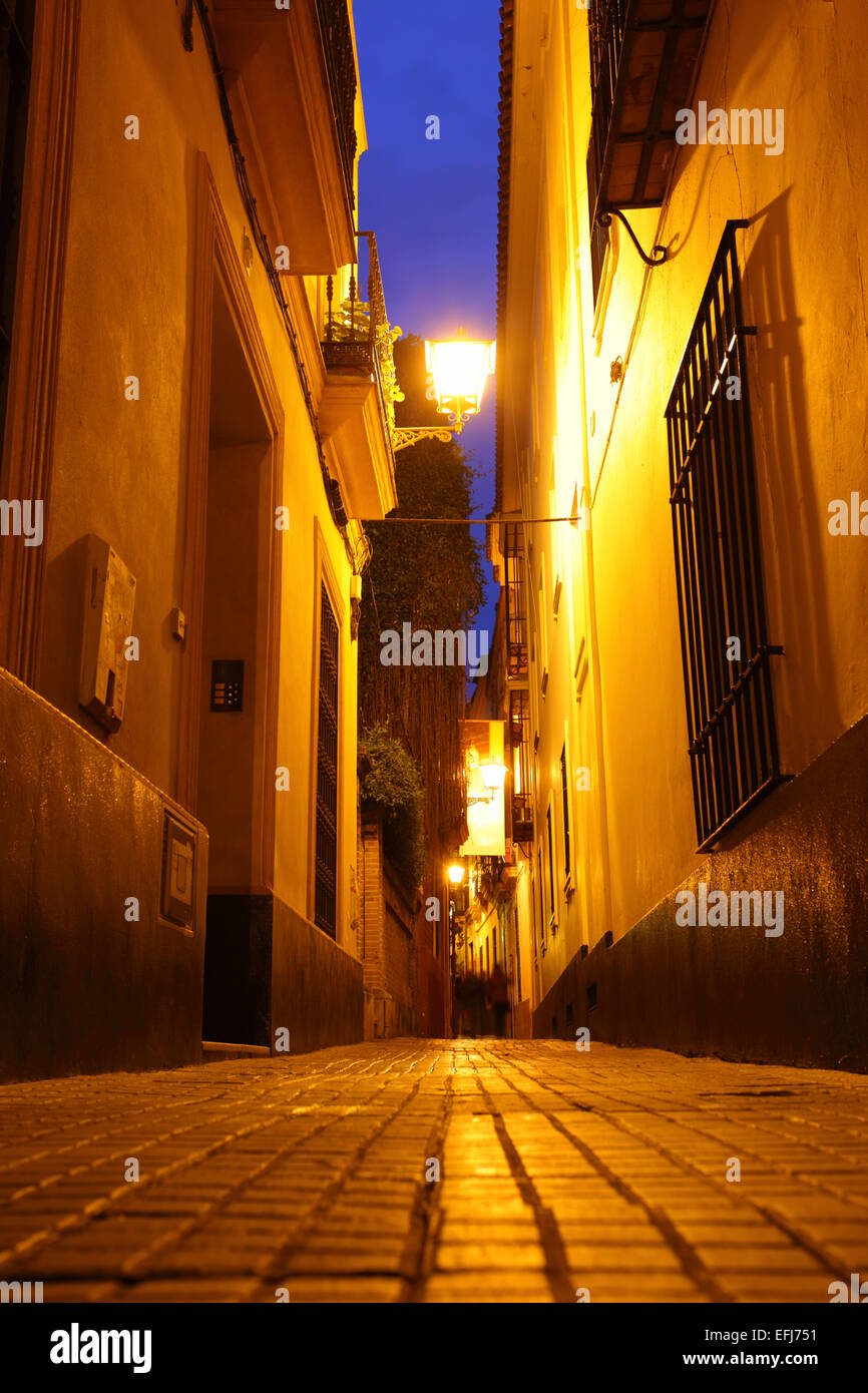 Gasse in Sevilla in der Nacht, Spanien Stockfoto
