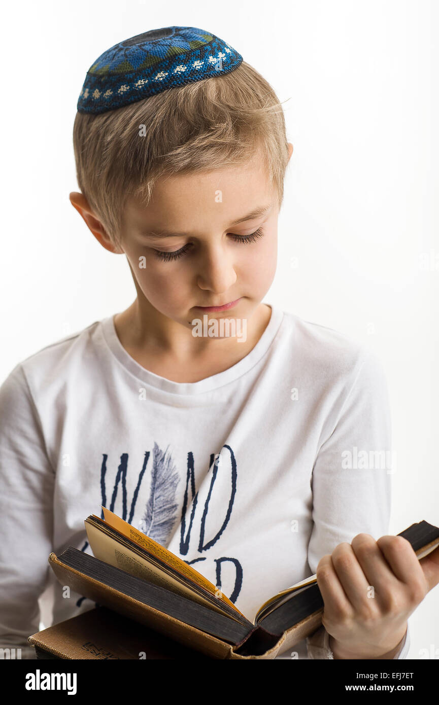 Studio-Porträt eines weißen Jungen mit jüdische Kipa oder Kippa und Bücher Stockfoto