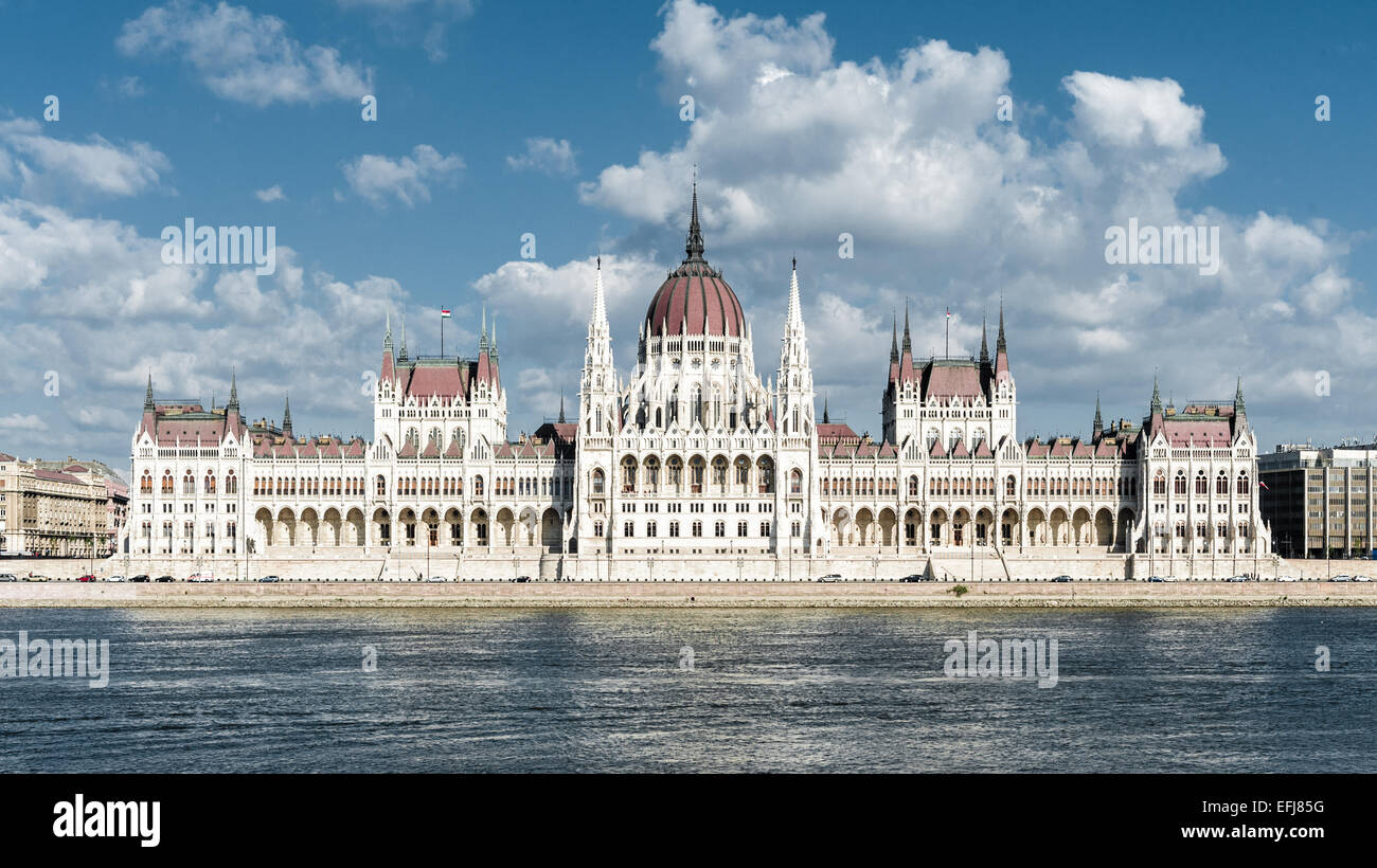 Ungarn, Budapest, frontale Ansicht der ungarischen Parlamentsgebäude auf der Donauseite Stockfoto
