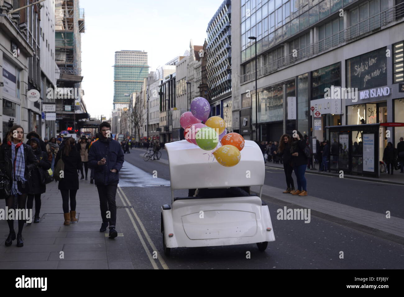 Velo-Rikscha mit Ballons, Oxford Street, London Stockfoto