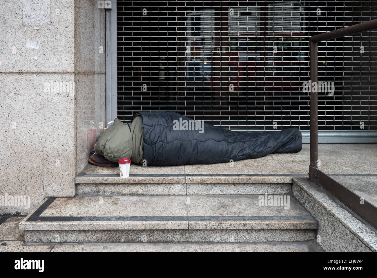 5. Februar 2015 - tragen Vorteil Sanktionen zu einem Anstieg der Obdachlosigkeit in Großbritannien, entsprechend einer neuen Studie zeigen, dass letztes Jahr gab es mehr als ein Viertel der 1 Million Obdachlose Fälle in England. Rund 280.000 Menschen bat ihren Rat um Hilfe dabei, ein Dach über den Köpfen in 2013/14, mehr als ein Drittel seit 2009/10 und neun Prozent im Vergleich zum Vorjahr, nach einem heute veröffentlichten Bericht von Krise und Joseph Rowntree Foundation. Die Forschung argumentiert, dass die offizielle Zahlen sind das wahre Ausmaß des Problems maskieren. (Kredit-Bild: © Velar Grant/ZUMA Wire/ZUMAPRESS.com) Stockfoto