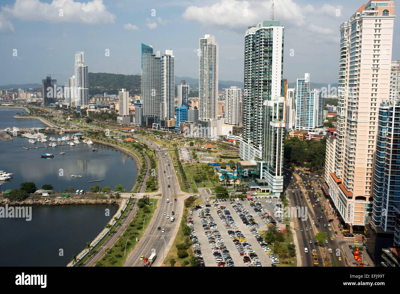 Skyline, Panama City, Panama, Mittelamerika. Cinta Costera Pazifik Küste Beltway Bahia de Panama linear Park Seawall s Stockfoto