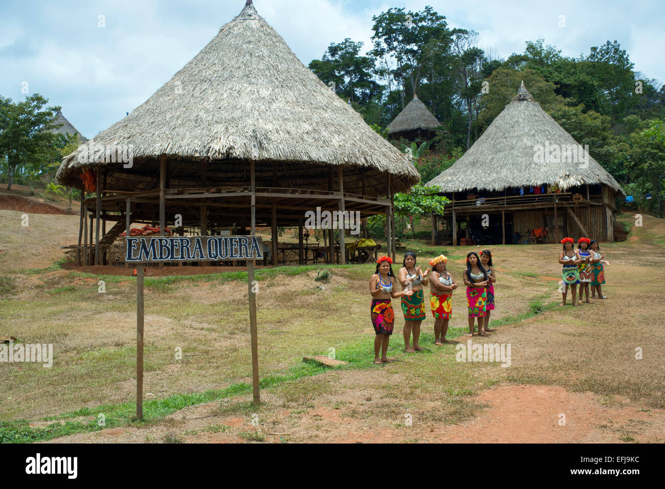 Dorfbewohner von der systemeigenen Embera Indianerstamm, Embera Dorf, Panama. Panama Embera Menschen indischen Dorf einheimische Indio indios Stockfoto