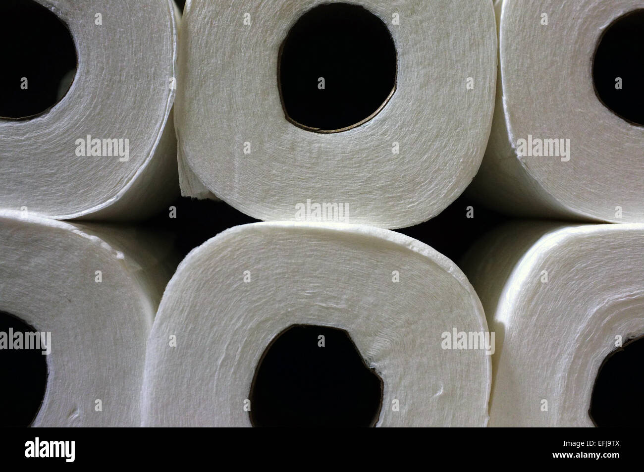 Ein Stapel von WC-Papier Rollen. Stockfoto