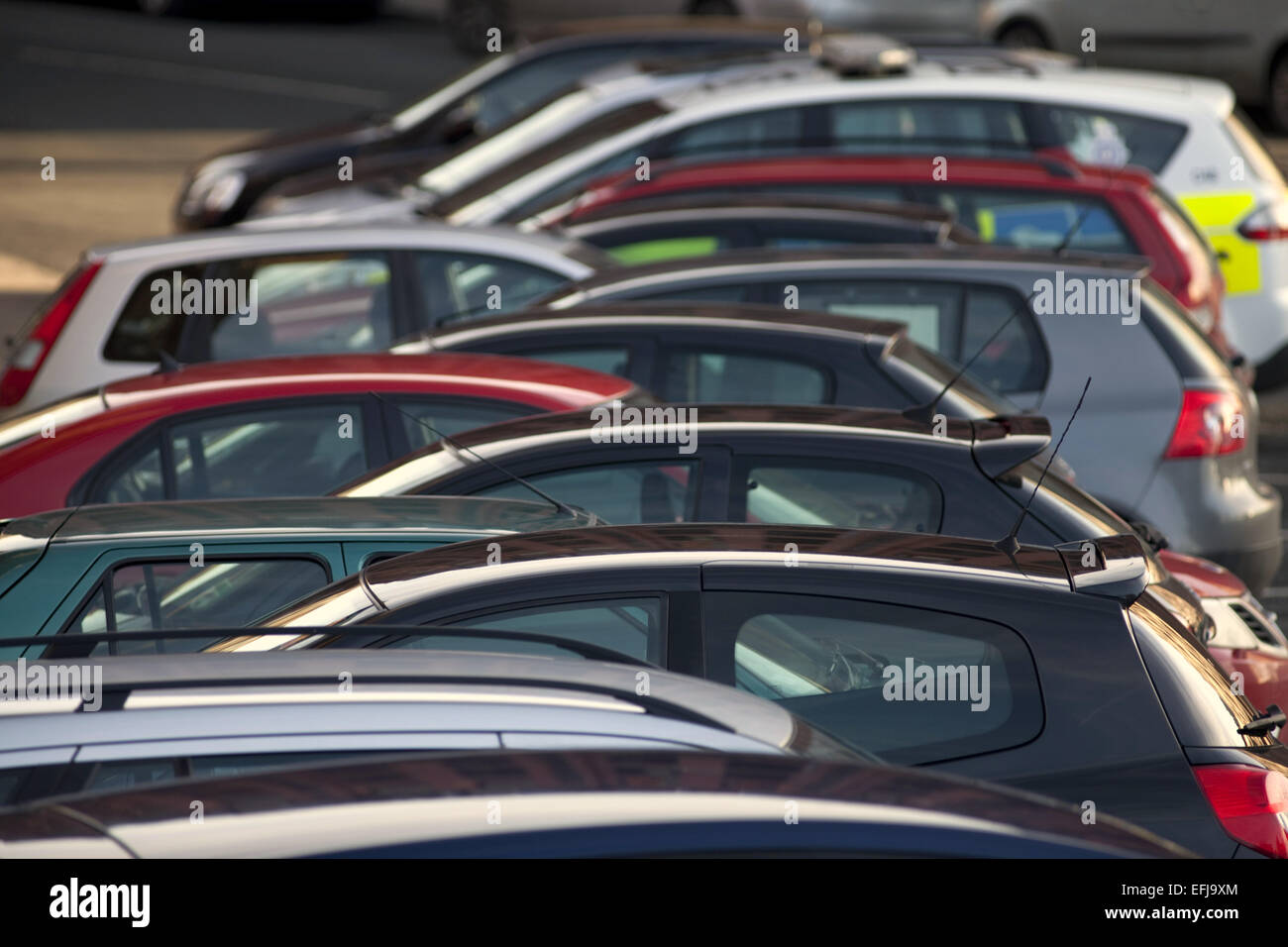 Autos auf Parkplatz am Fachmarktzentrum Stockfoto