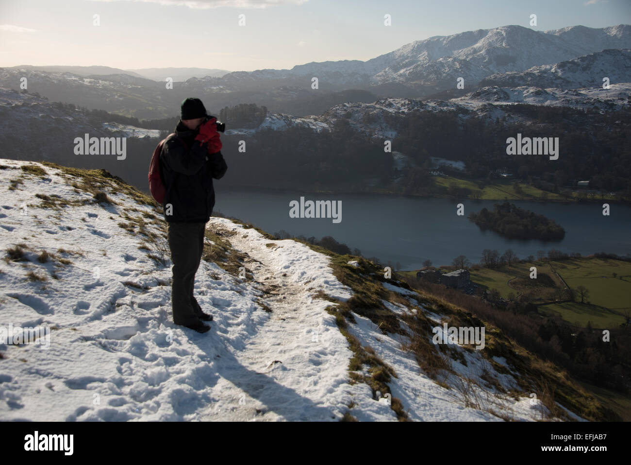 Reifen männlichen fiel im englischen Lake District oberhalb der Schneegrenze Winter walking. Stockfoto