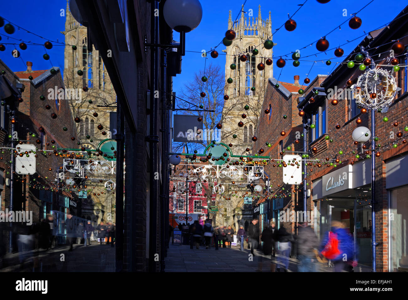 Weihnachts-Einkäufer in Coppergate, York, North Yorkshire, England, UK Stockfoto