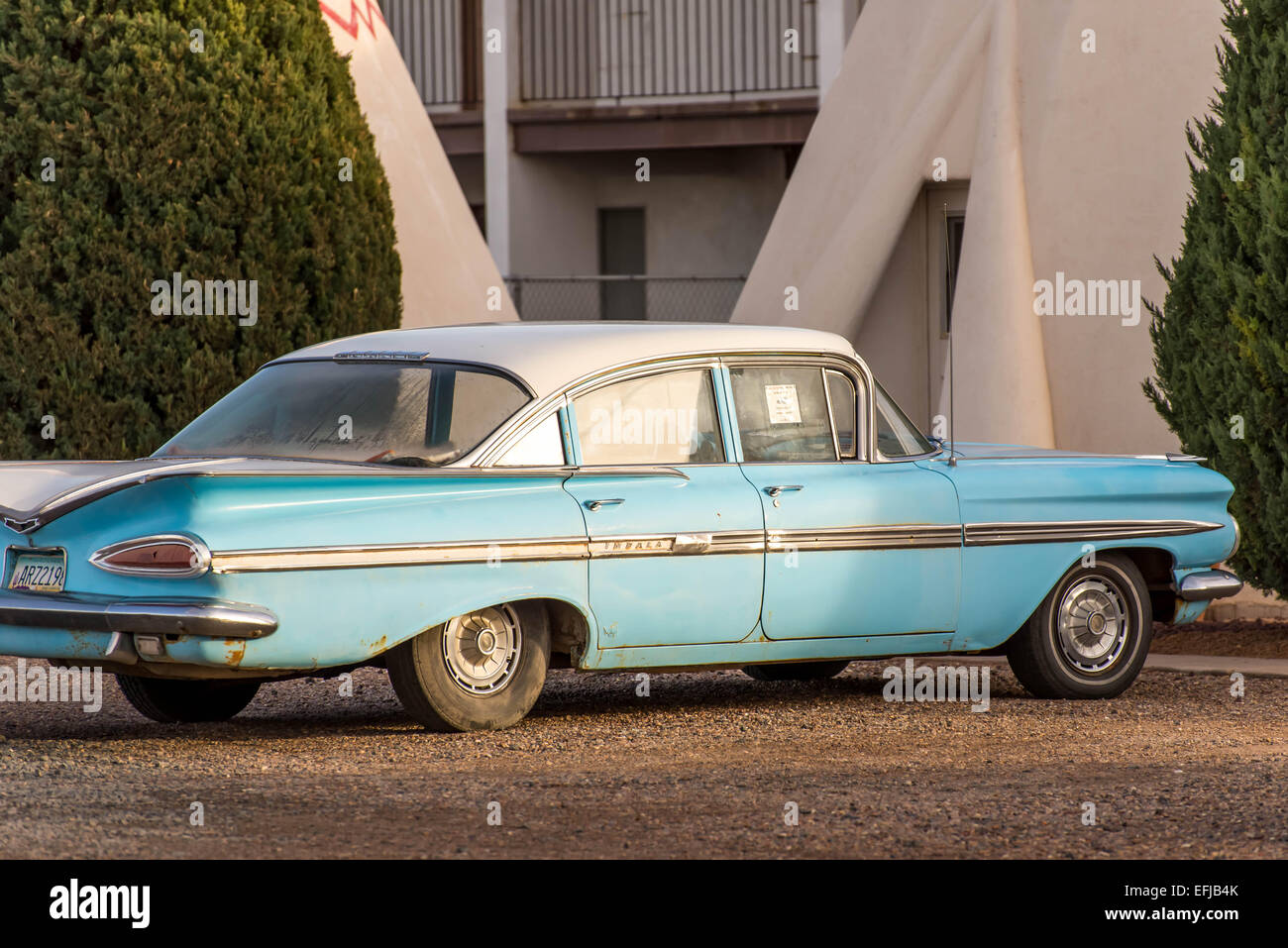 21. Dezember 2014 - Wigwam Hotel, Holbrook, AZ, USA: Zeit, die historischen Fahrzeuge vor des historischen Hotels geparkt Stockfoto