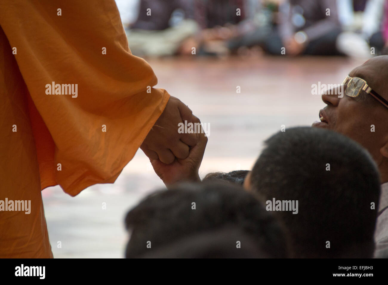 AHMEDABAD, GUJARAT/Indien - Sonntag am 3. März 2013: Pramukh Swami Maharaj kommt in der Öffentlichkeit zu den Anhängern des Swami Narayan im Shahibaug-Tempel in Ahmedabad, Indien. Stockfoto