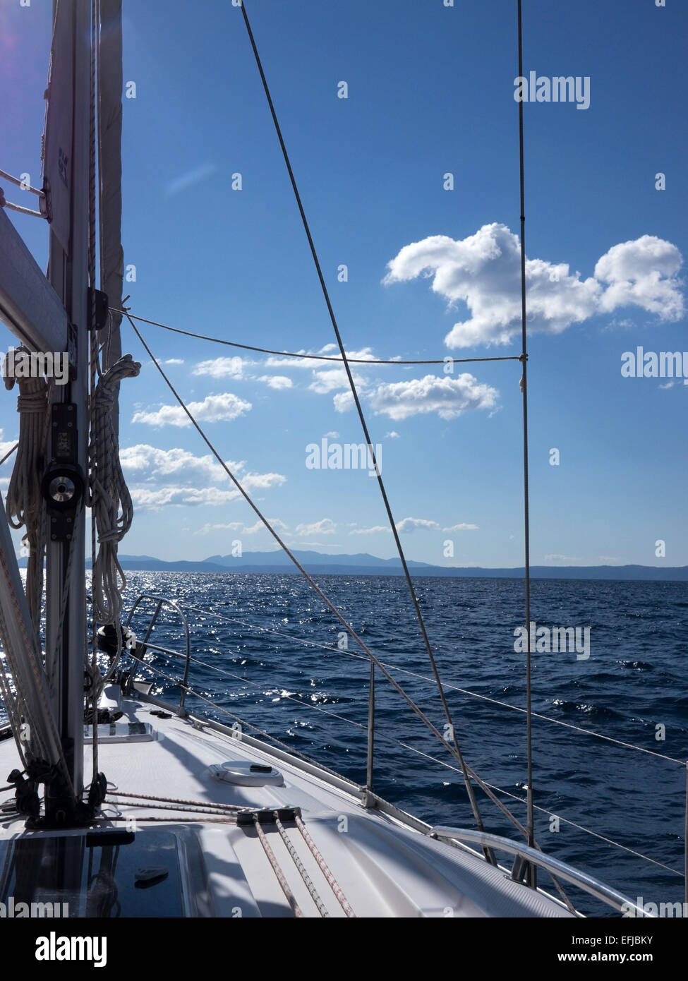 Urlaub auf Segelboot Yacht am blauen Meer Stockfoto