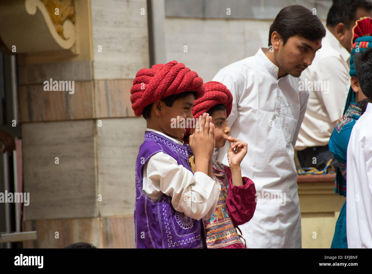 AHMEDABAD, GUJARAT/Indien - Sonntag am 3. März 2013: Pramukh Swami Maharaj kommt in der Öffentlichkeit zu den Anhängern des Swami Narayan im Shahibaug-Tempel in Ahmedabad, Indien. Stockfoto