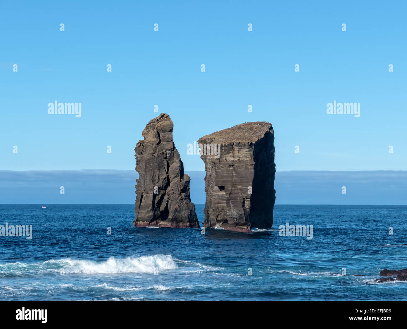 Atlantischen Ozeans brechen Wellen auf Klippen in der Nähe von Mosteiros, Azoren Stockfoto