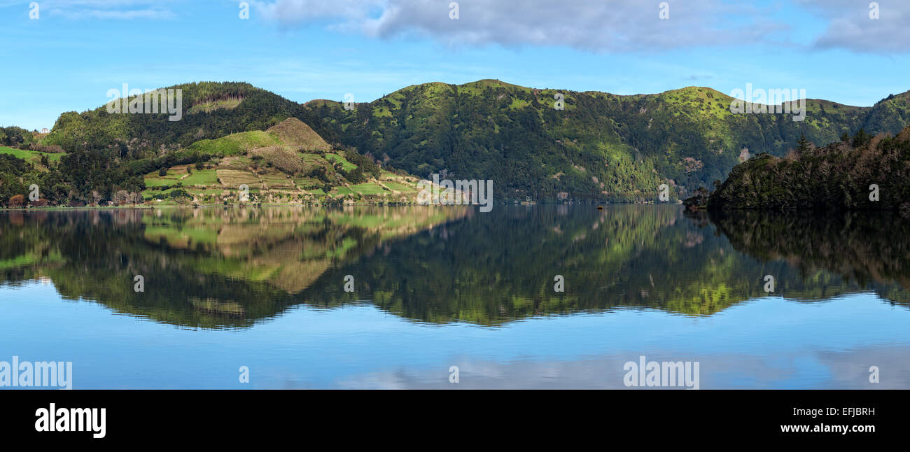 Schöne Berglandschaft mit See und Wald, sonnigen Tag Stockfoto