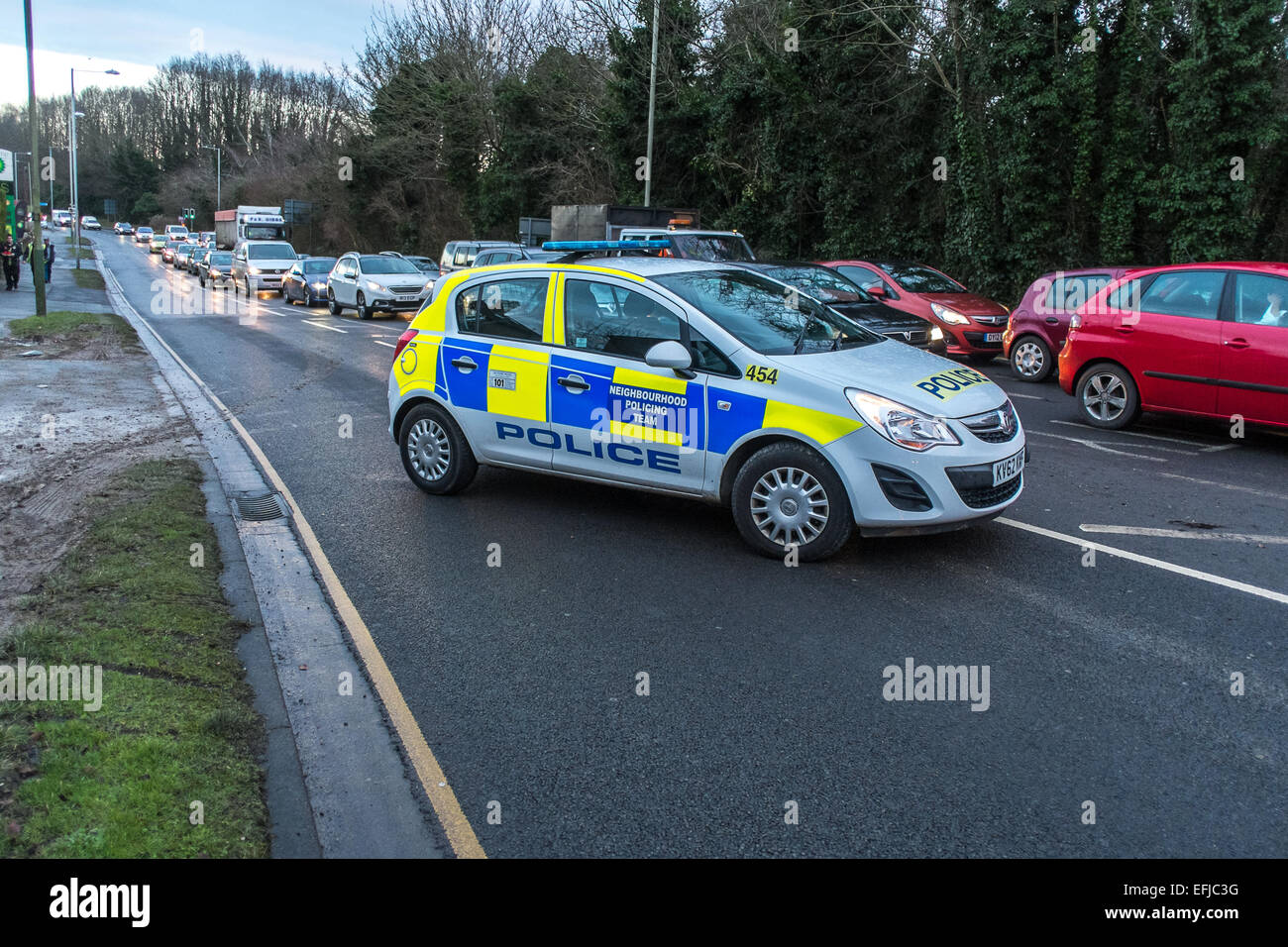 Salisbury, Wiltshire, UK. 5. Februar 2015. 40-Tonnen-LKW tragen ein 40-Tonnen-Armee-Kran verursacht Chaos in Stoßzeiten, wenn der Kran auf Rückseite der LKW auf negativen Sturz Credit rutscht: Paul Chambers/Alamy Live News Stockfoto