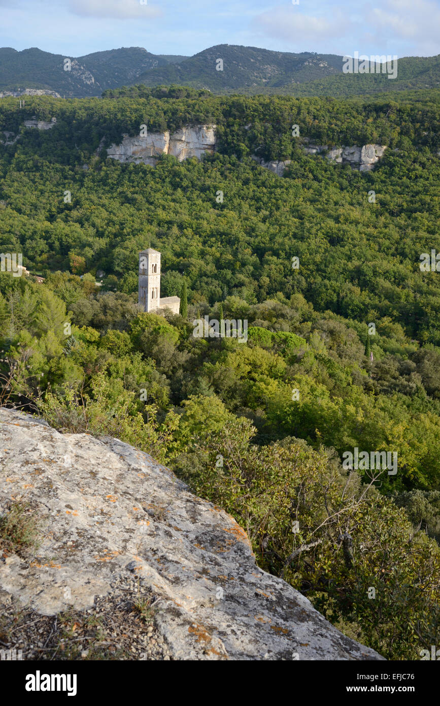 Blick über Glockenturm des Klosters von Saint Symphorien de Bonnieux stationiert in Buoux im Luberon Hills oder Luberon Provence Frankreich Stockfoto