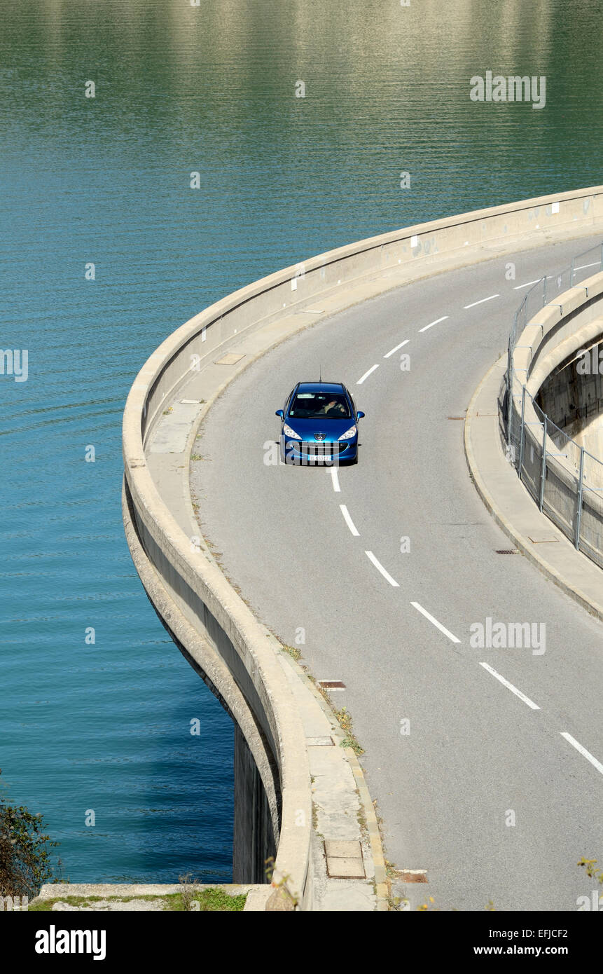 Auto oder Auto fahren Über gewundene Straße von Castillon Damm oder Barrage in der Nähe von Castellane Alpes-de-Haute-Provence Provence Frankreich Stockfoto