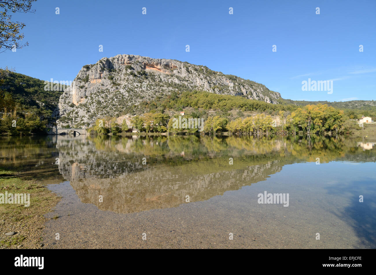 Quinson und Felsvorsprung oder Hügel bekannt als Baume & Fluss Verdon in den Regionalparks Verdon Alpes-de-Haute-Provence Provence Frankreich Stockfoto