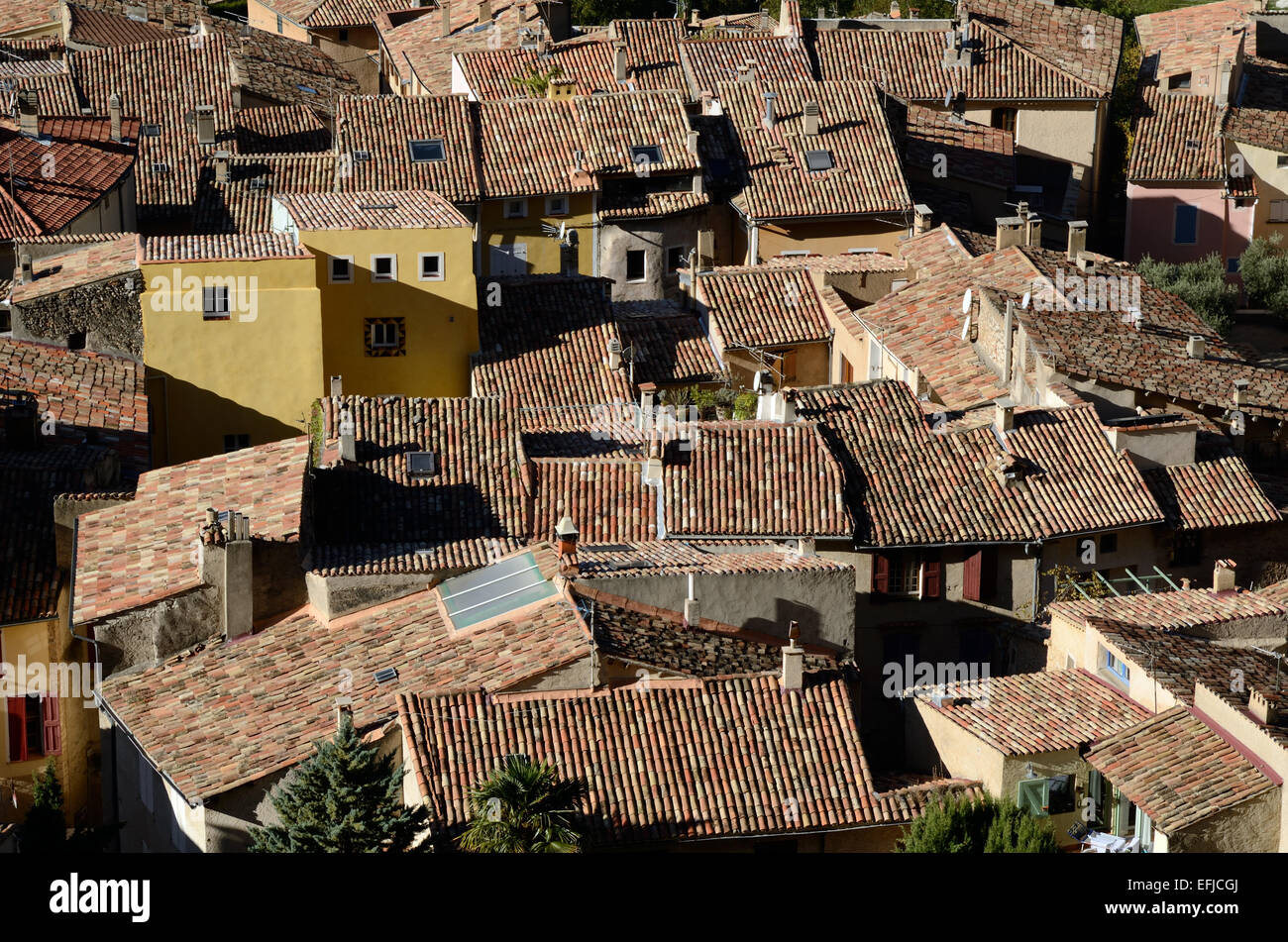 Blick auf gefliesten Terrakotta Dächer von Moustiers oder Moustiers-Sainte-Marie Alpes-de-Haute-Provence-Provence-Frankreich Stockfoto