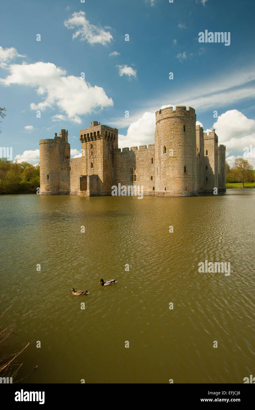 Bodiam Castle in der Nähe von Robertsbridge East Sussex, Wassergraben und Türme zeigen. Stockfoto