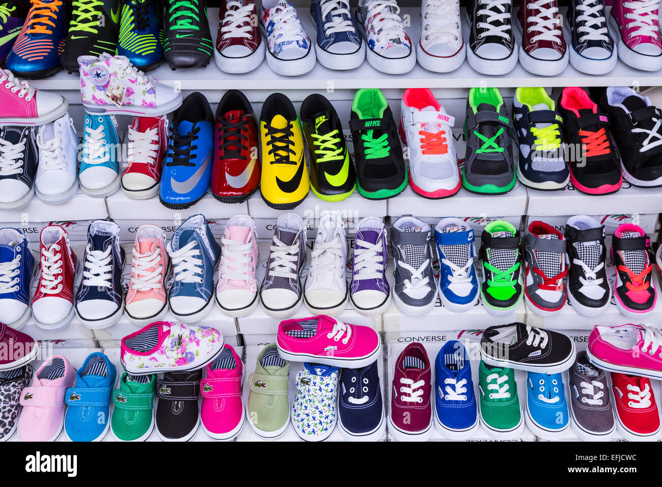Bunte Schuhe in den Märkten in Kusadasi, Türkei, Eurasia angezeigt  Stockfotografie - Alamy