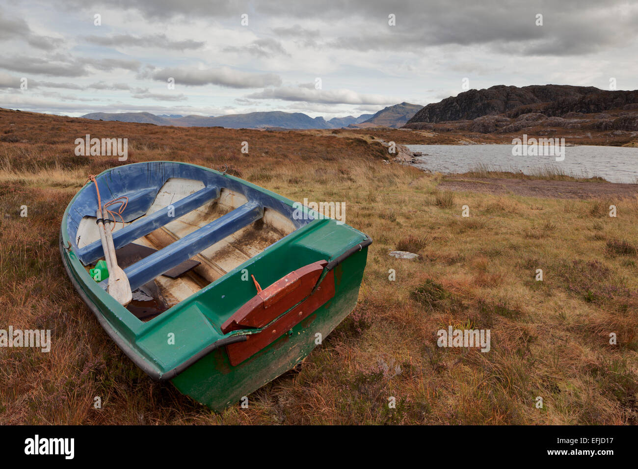 Ruderboot am Loch Tollie in Schottisches Hochland Stockfoto