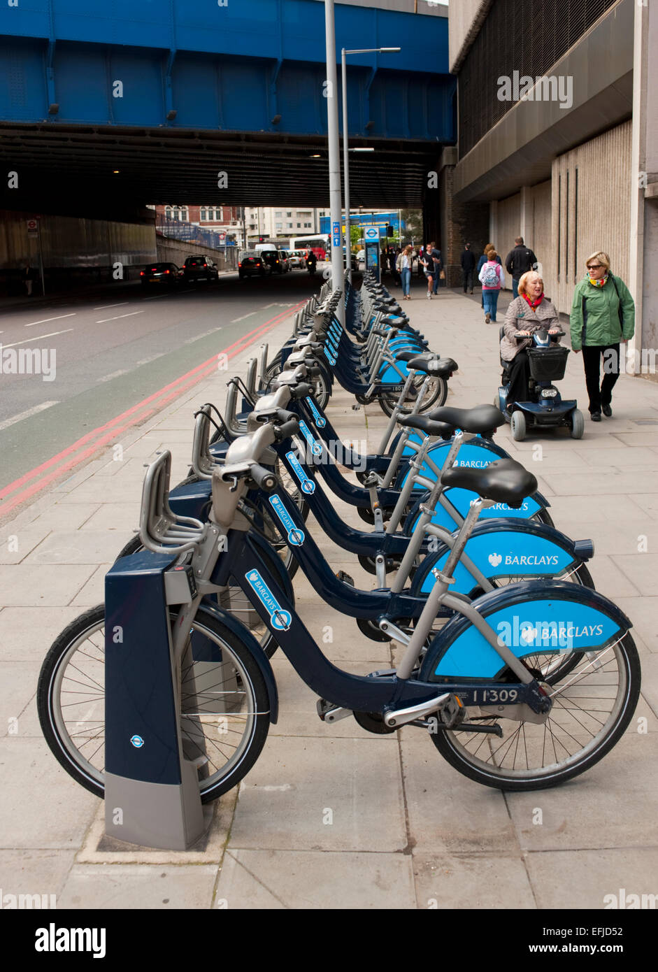 Reihen von Fahrräder bereit für Mietwagen am Southwark in London. Barclays Cycle Hire (BCH) ist eine öffentliche Fahrrad-sharing-System, das war der Start Stockfoto