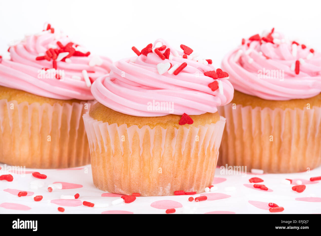 Rosa Valentinstag-Muffins mit Streuseln Stockfoto