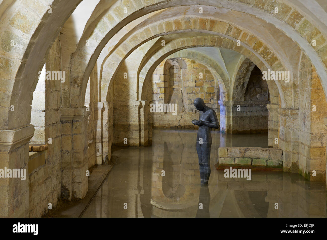 Abbildung von Anthony Gormley (Silence II) in der Krypta der Kathedrale von Winchester, Hampshire, England UK Stockfoto