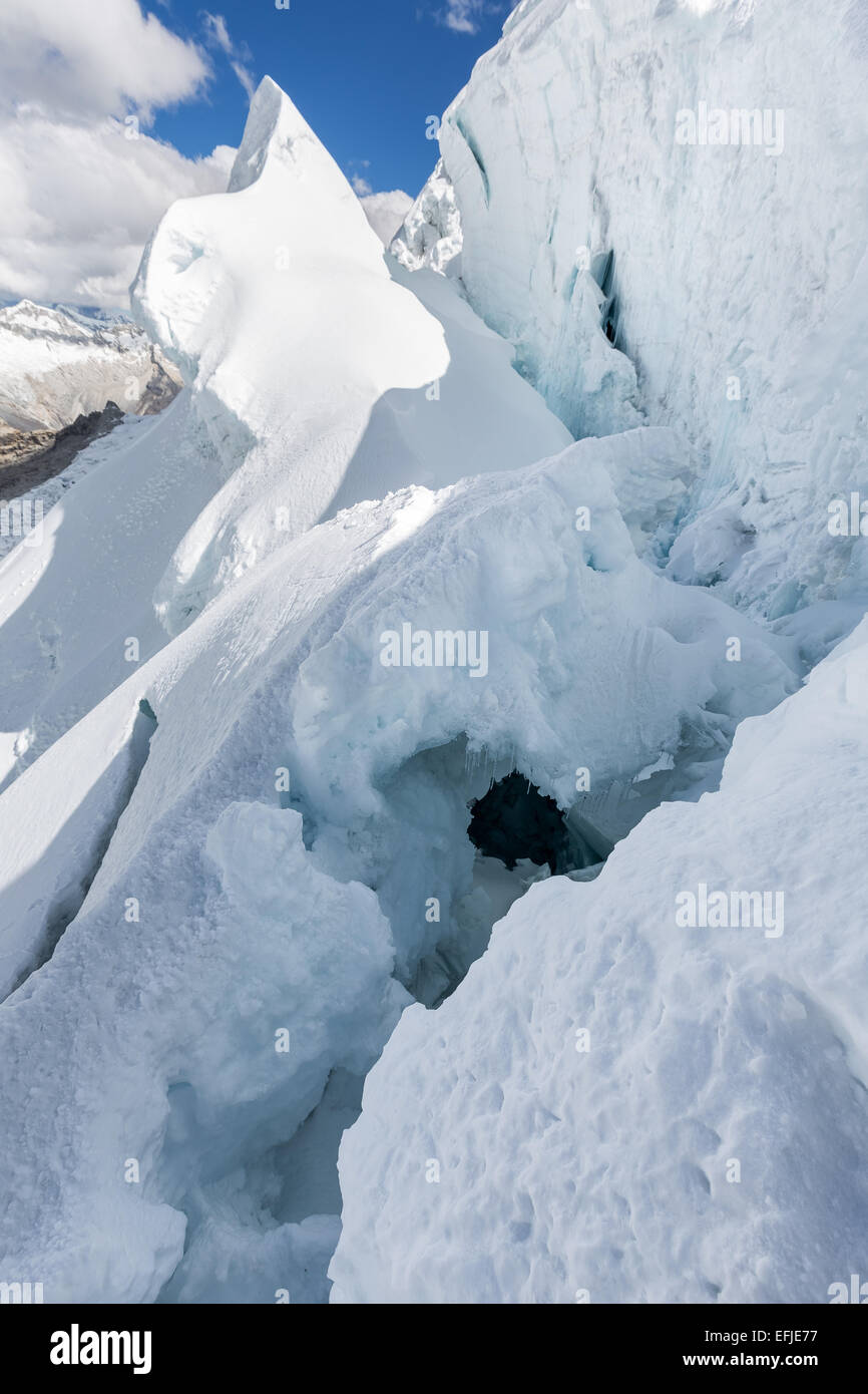 Eine riesige Gletscherspalte auf dem Weg zum Alpamayo camp, Santa Cruz Hochtal, Cordillera Blanca, Anden, Peru, Südamerika Stockfoto