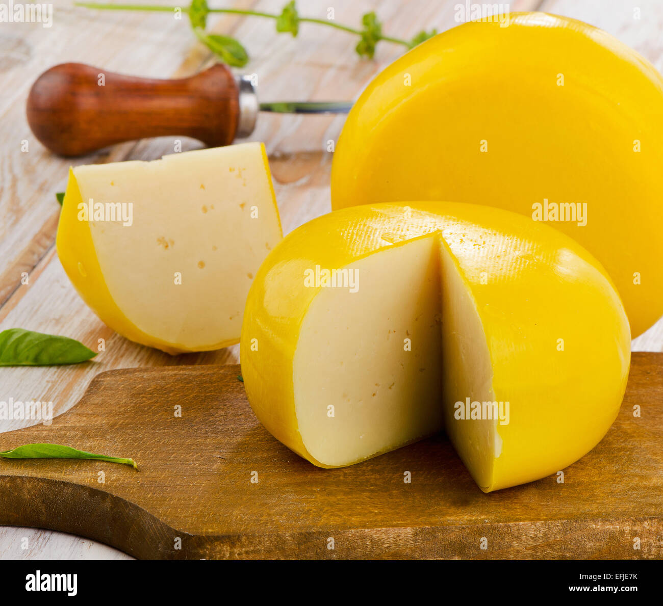 Käse mit Kräutern auf einem Holztisch. Selektiven Fokus Stockfoto