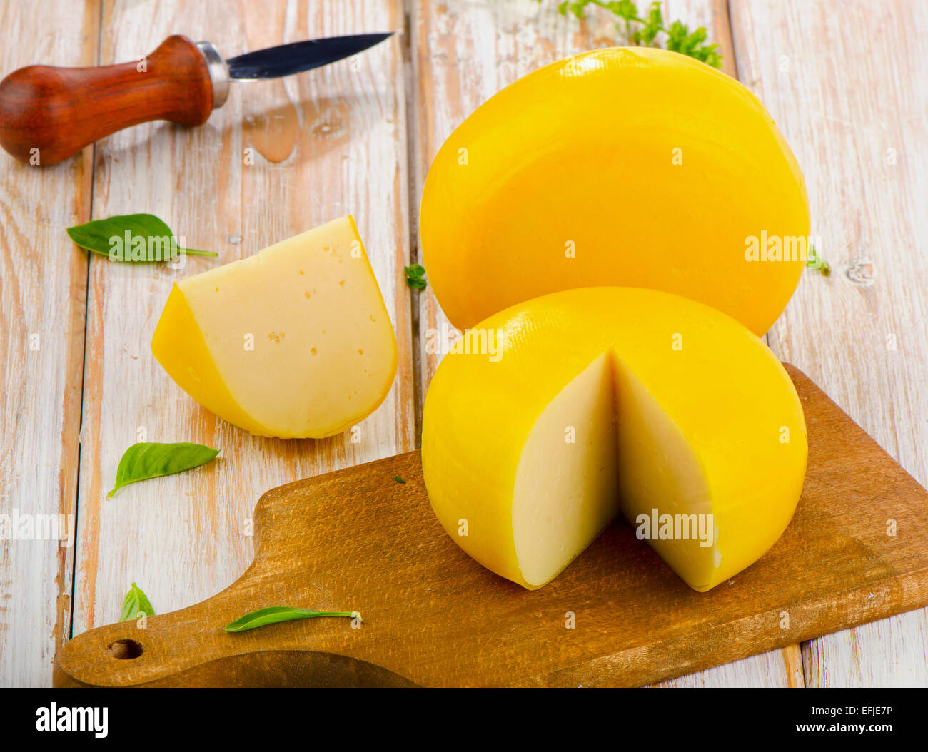 Käse mit Kräutern auf einem hölzernen Hintergrund. Selektiven Fokus Stockfoto