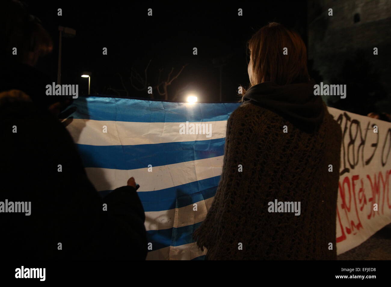 Thessaloniki, Griechenland. 5. Januar 2015. Griechenlands Indignados zurück auf die Straße zur Unterstützung der Regierung.  Hunderte von Menschen versammelten sich in Thessaloniki, Griechenlands zweitgrößte Stadt zur Unterstützung der griechischen Regierungen in den Verhandlungen mit den europäischen Partnern über Sparmaßnahmen und Dept.   Bildnachweis: Orhan Zolak / Alamy Live News Stockfoto