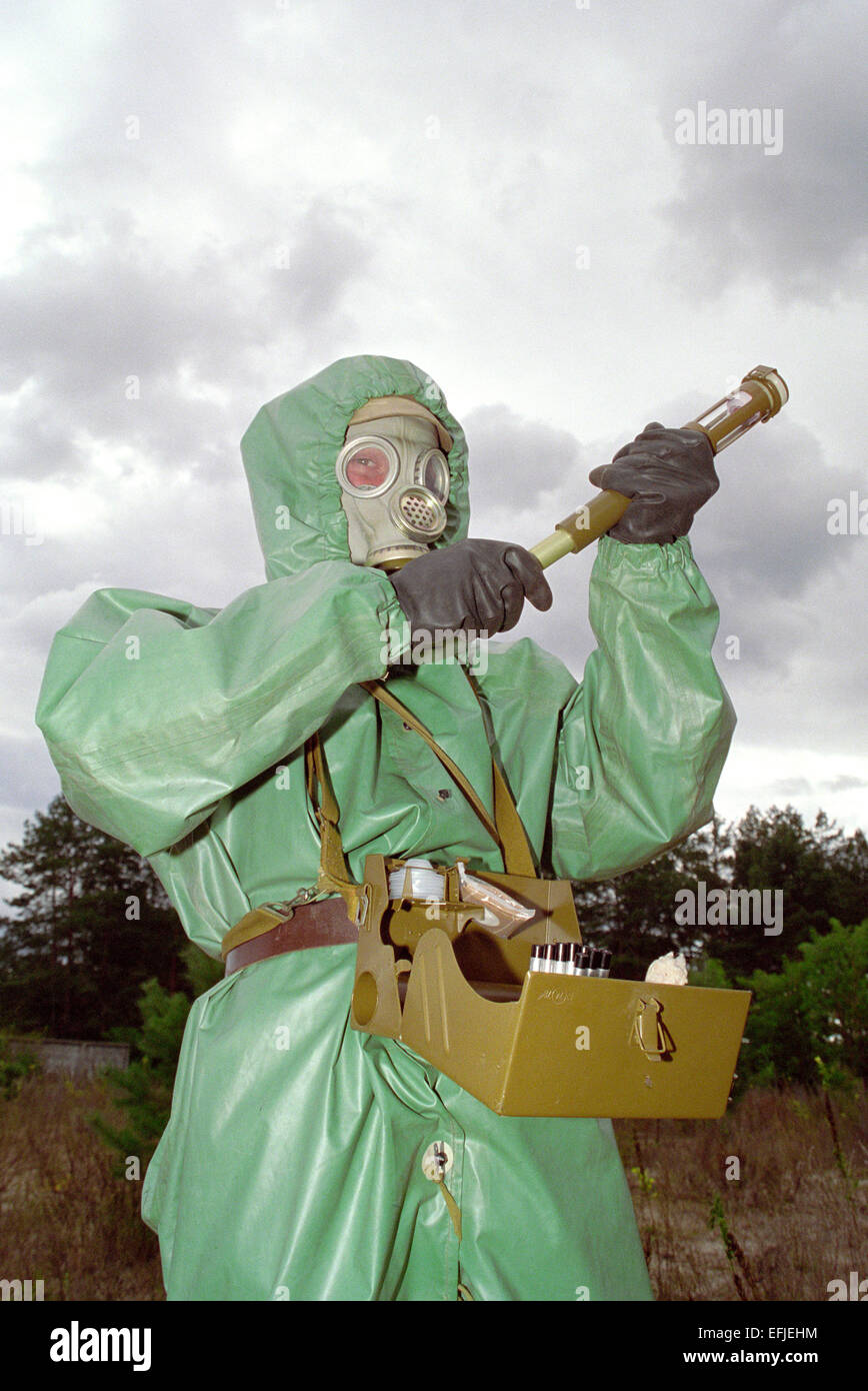 Soldat im Schutzanzug reconnoiters chemische Waffen Stockfoto