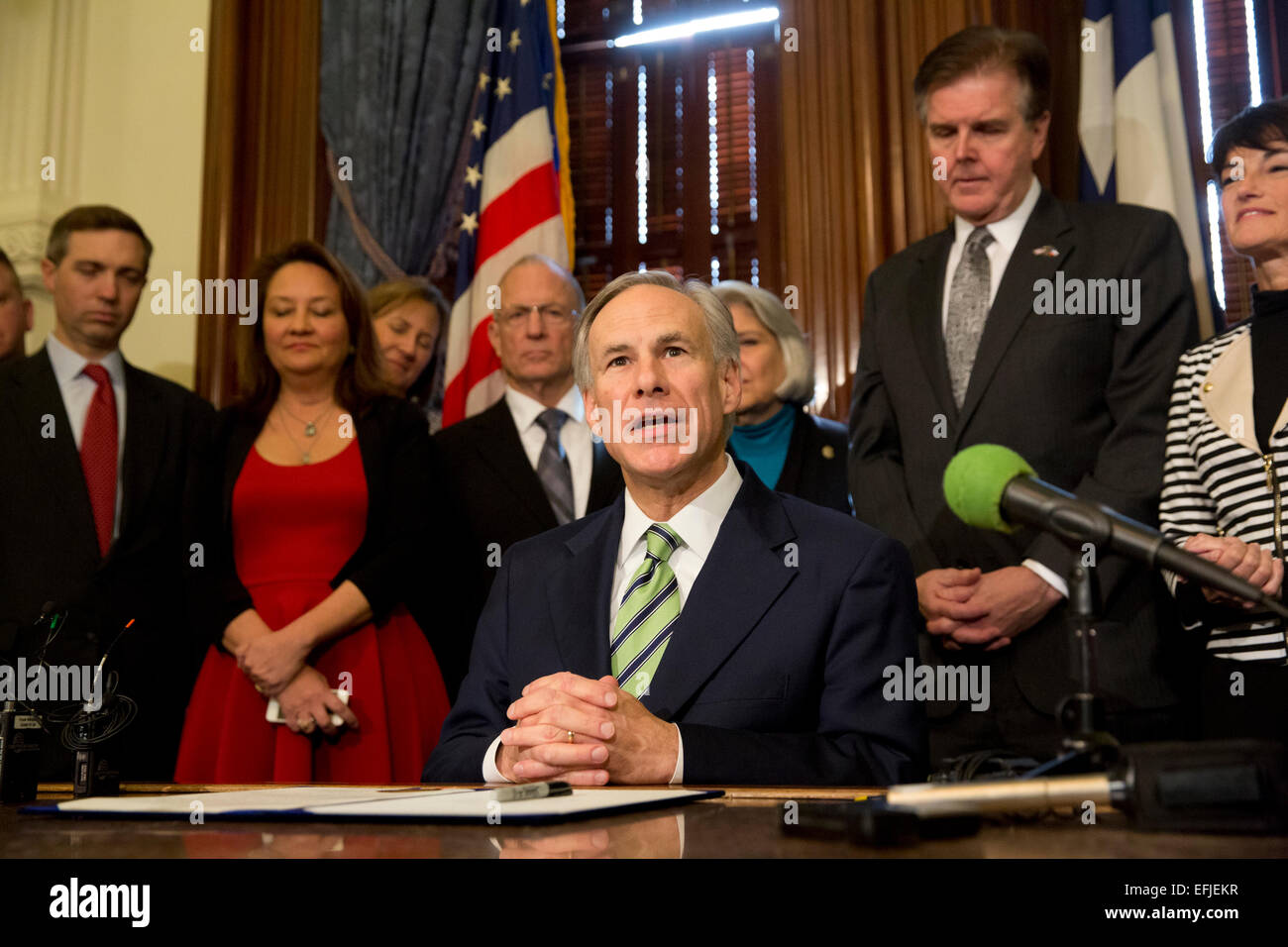 Gouverneur von Texas Greg Abbott Zeichen Proklamation erklärte, dass 2. Februar 2015, Chris Kyle Day sein. Stockfoto