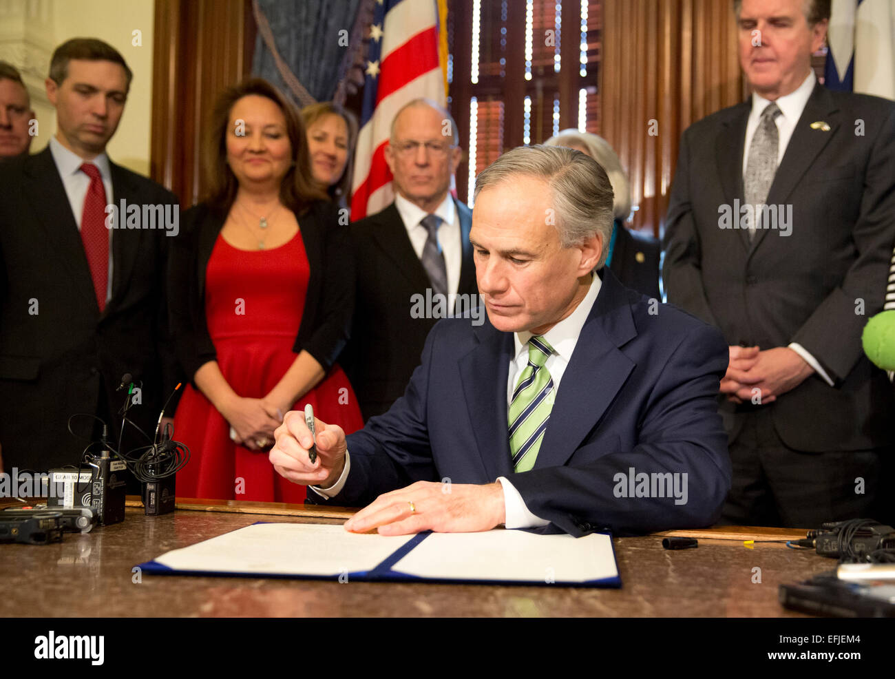 Gouverneur von Texas Greg Abbott Zeichen Proklamation erklärte, dass 2. Februar 2015, Chris Kyle Day sein. Stockfoto