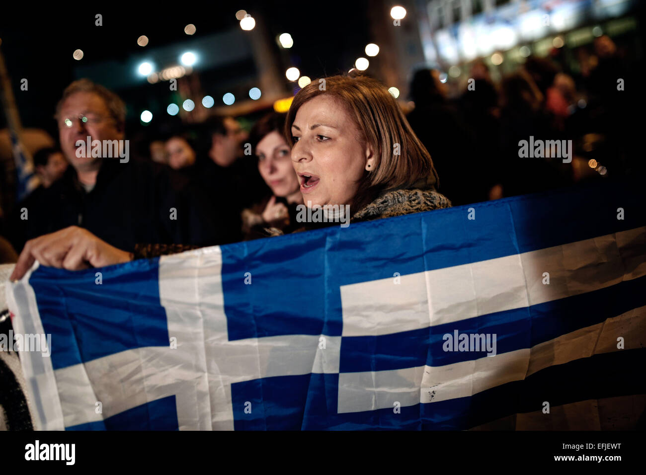 Thessaloniki, Griechenland. 5. Februar 2015. Eine Frau schreit die Nationalhymne als holding einer griechischen Nationalflagge während einer Demonstration zur Unterstützung der Regierung unter dem weißen Turm, das Wahrzeichen von Thessaloniki. Treffen unter dem Motto "Keine Erpressung" auf dem weißen Turm Platz in Thessaloniki. Das Treffen wurde organisiert durch social Media markieren die harten Nachrichten in den letzten Tagen erhielt Griechenland durch Deutschland und die Europäische Zentralbank (EZB). Bildnachweis: Konstantinos Tsakalidis/Alamy Live-Nachrichten Stockfoto