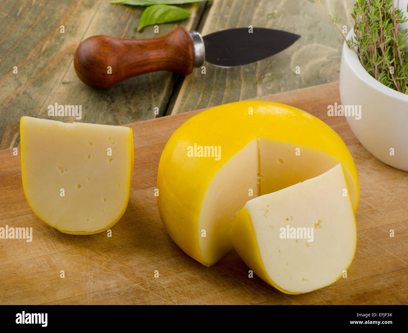 Käse auf einem Holzbrett. Selektiven Fokus Stockfoto