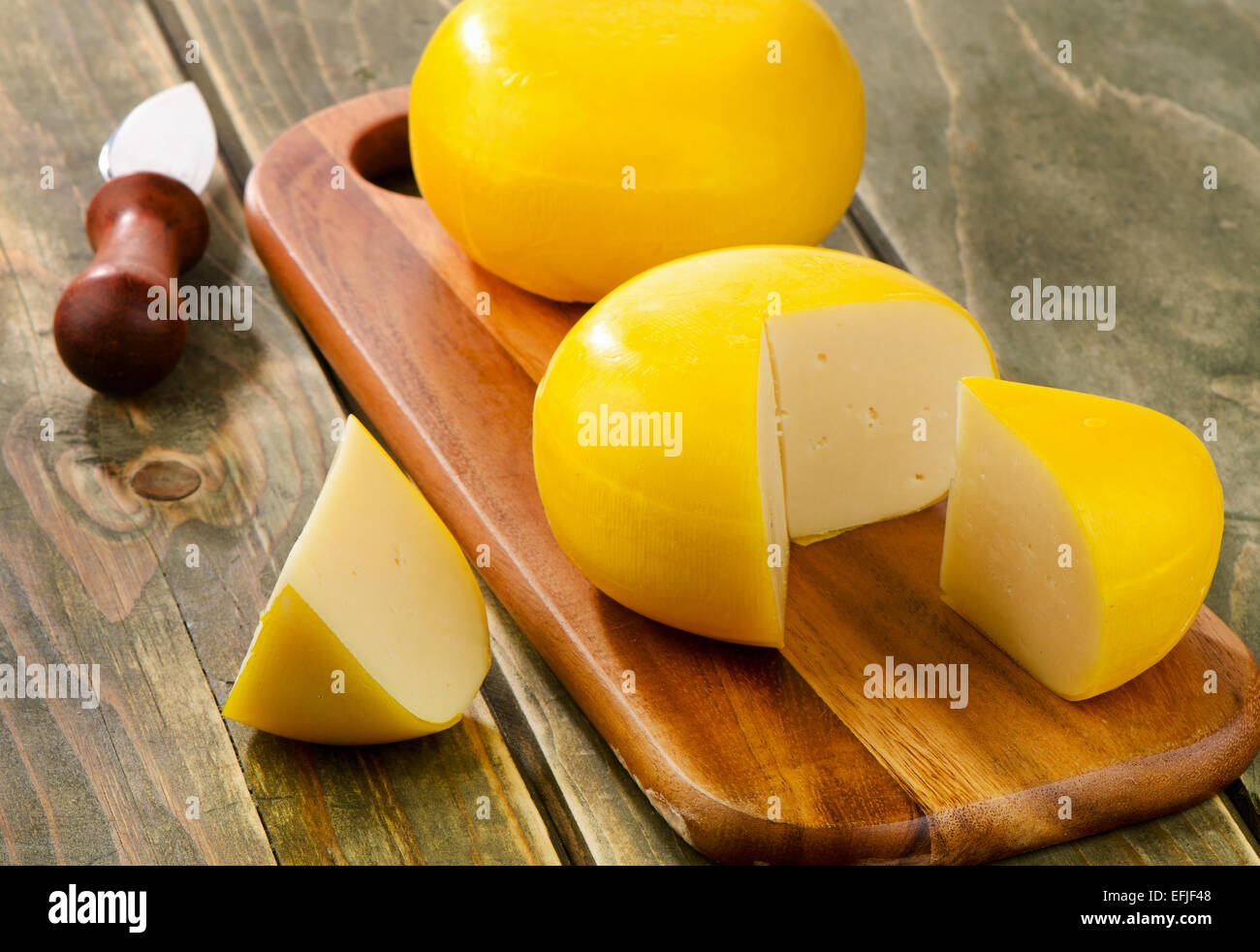 Käse auf ein Schneidebrett. Selektiven Fokus Stockfoto