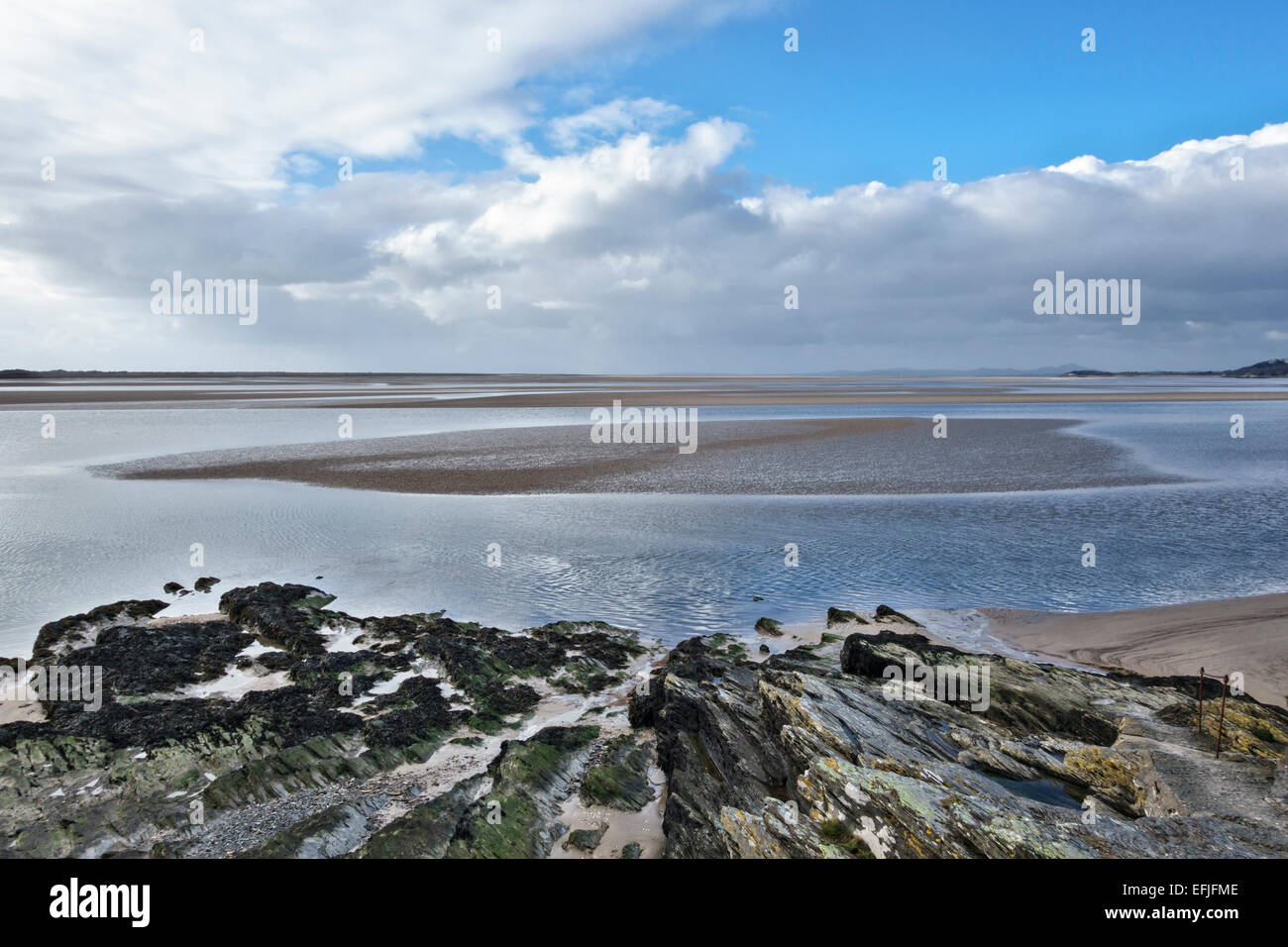Portmeirion, Nordwales, Großbritannien. Whitesands Bay liegt ruhig und leer an der Mündung der Dwyryd-Mündung, unterhalb des Gwyllt Stockfoto