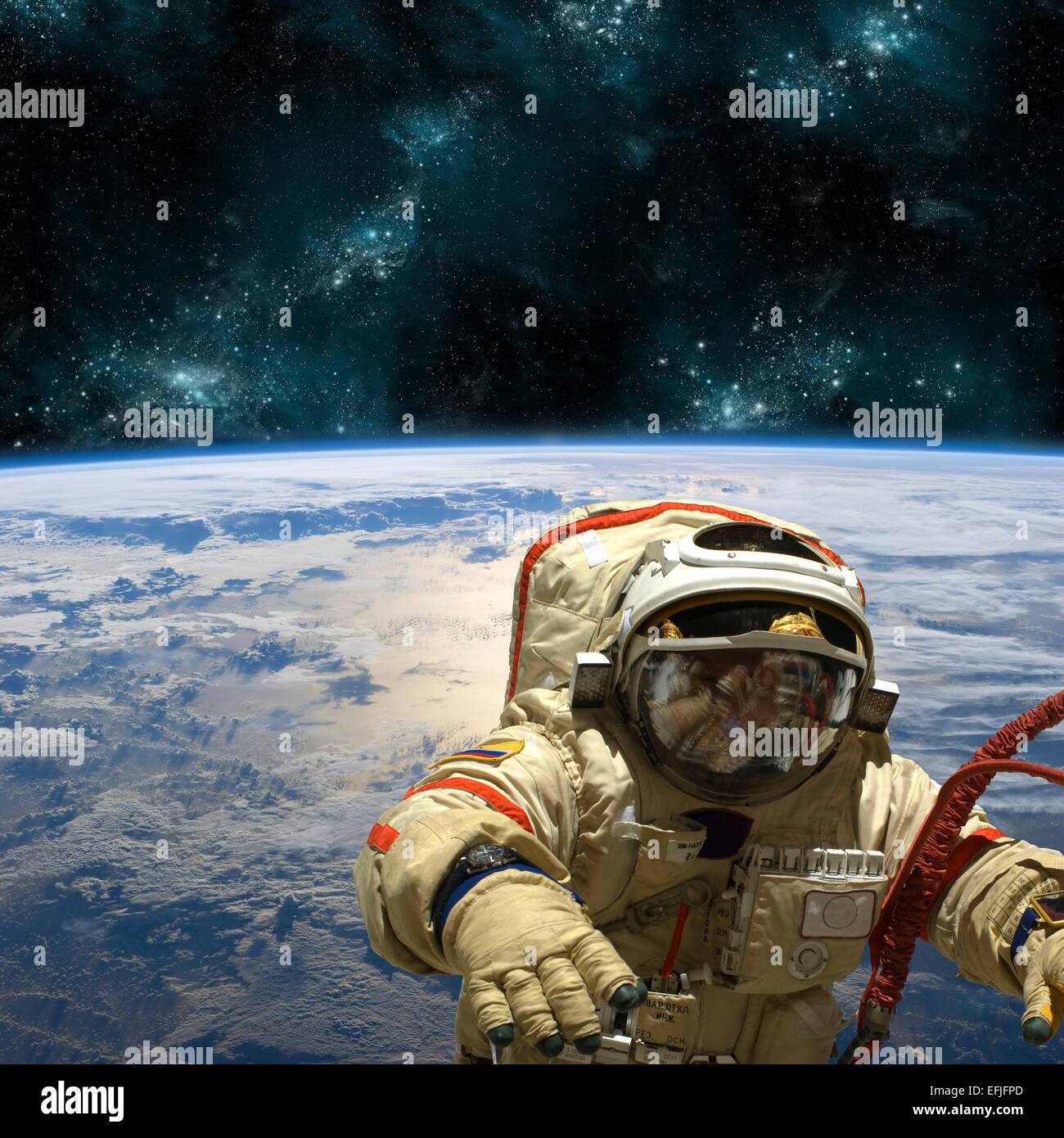 Ein Kosmonaut schwebt im Raum über der Erde. Sterne leuchten im Hintergrund. Stockfoto