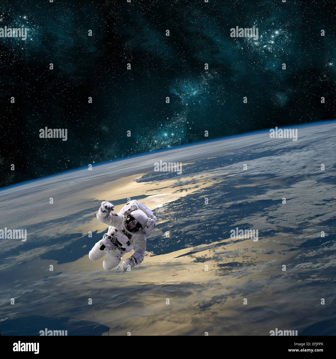 Ein Astronaut schwebt über der Erde. Stockfoto